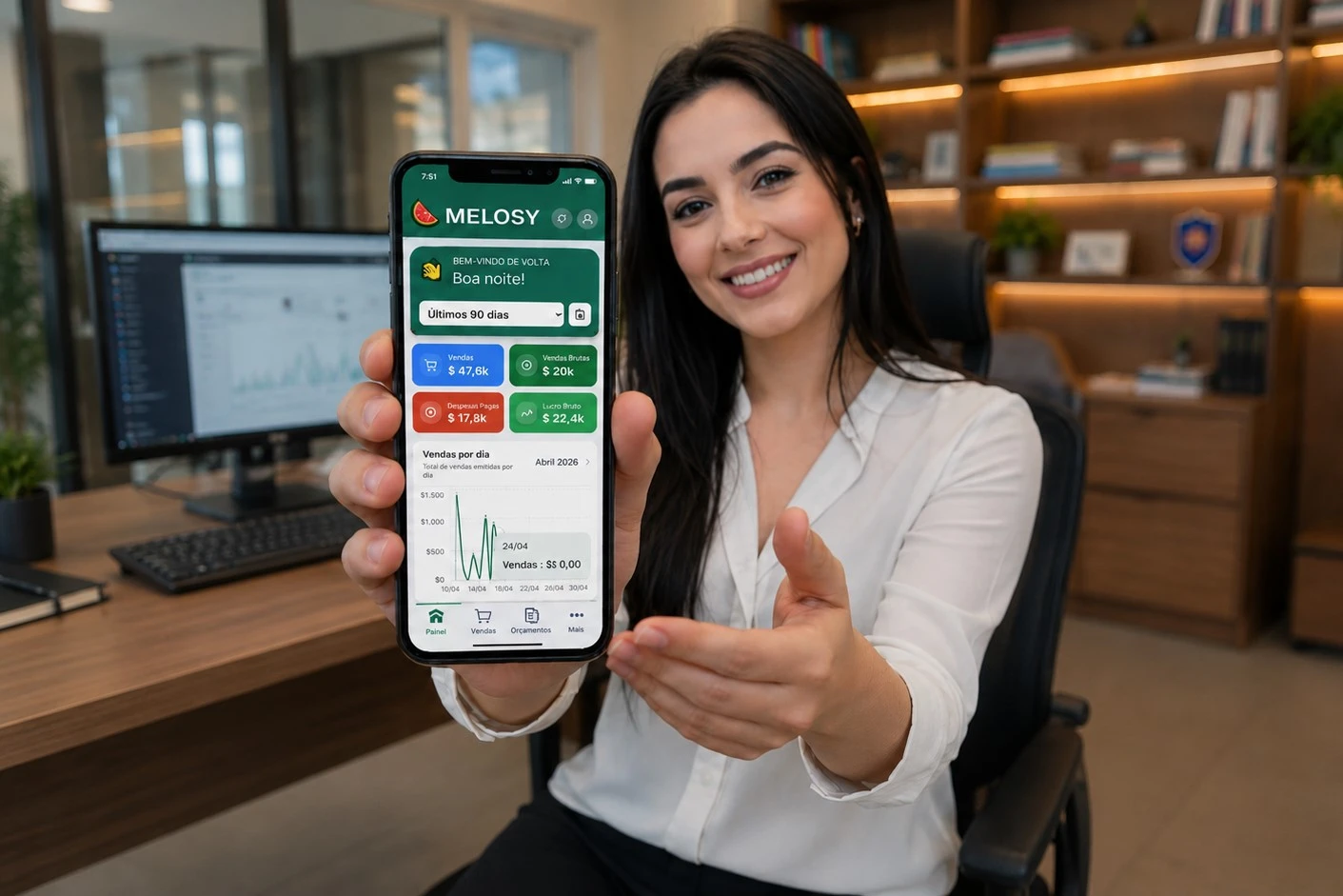Empresária sorrindo ao usar o painel do Melosy no celular